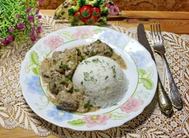 Куриная печень с яблоками и луком на сковороде