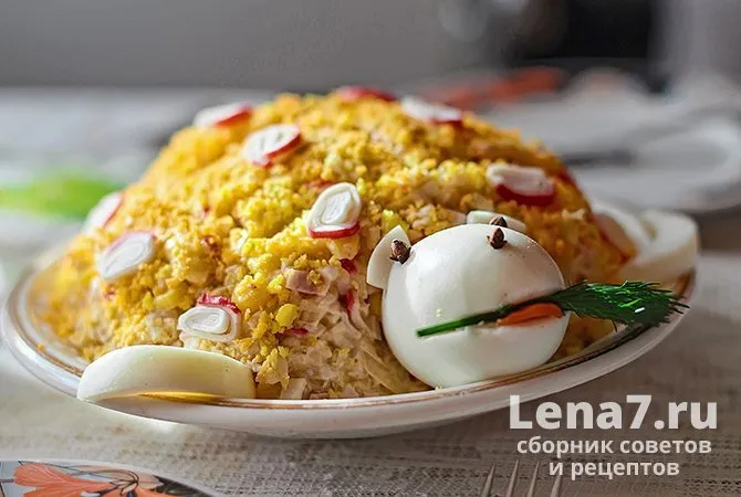 Салат черепашка с курицей и грецкими орехами и черносливом