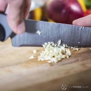 Пряный салат с кальмарами, креветками и овощами