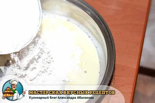 всыпать муку в растопленное сливочное масло