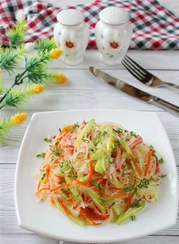 Салат с фунчозой и колбасой (с огурцами) ? - рецепт с фотографиями - Patee. Рецепты