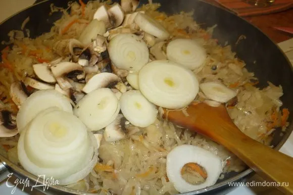 Лук нарежьте кольцами и также добавьте в сковороду.