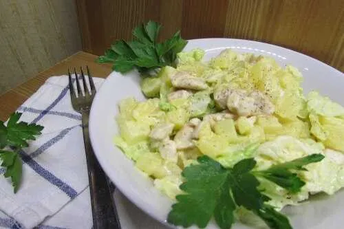 Салат с ананасами и курицей в соусе карри