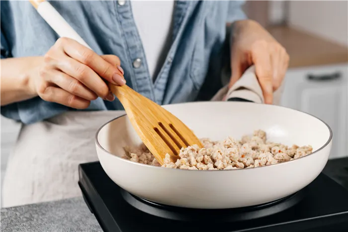 Добавить рыбный соус, сок лайма, тщательно перемешать. Довести мясо до полной готовности и рассыпчатого состояния, периодически помешивая. Попробовать курицу на вкус и при необходимости добавить больше рыбного соуса или сока лайма.