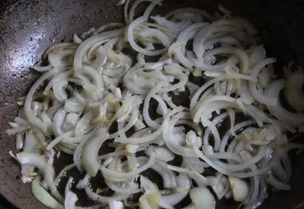 Салат из куриной печени с корейской морковью, фасолью, грибами. Рецепт