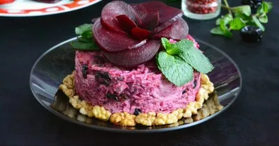 Салат свекла с черносливом и грецким орехом