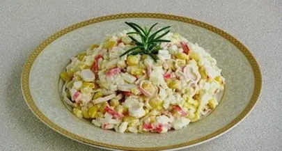 Салат с крабовыми палочками и кукурузой и рисом