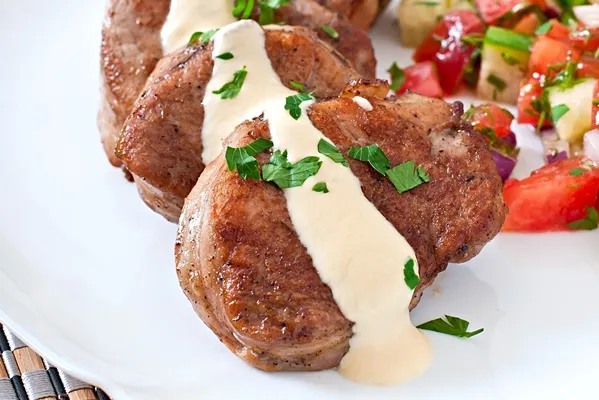 pork medallions with salsa 1 - Соус молочный натуральный (школьное питание)