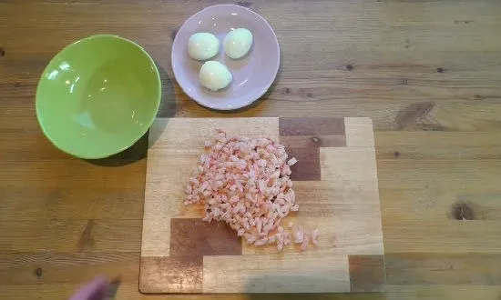 режем креветки