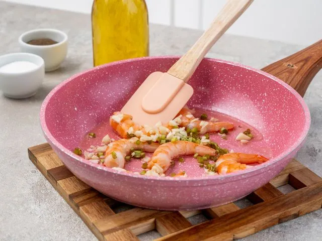 Салат с креветками и авокадо и огурцом