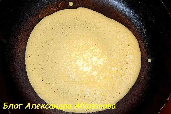 жарится кукурузный блин