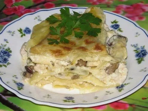 Лазанья с курицей и грибами в сливочном соусе