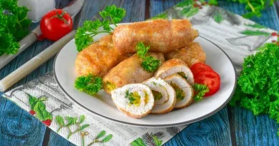 Куриные рулетики с сыром, приготовленные на сковороде