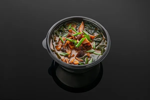 miso soup with tofu cheese seaweed shiitake mushrooms hondashi green onion - Мисо суп