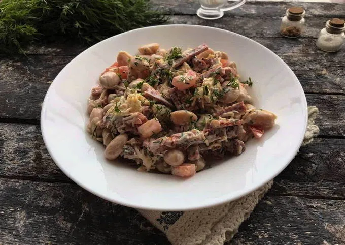 Салат с фасолью консервированной и колбасой и огурцами