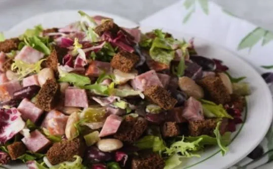 Салат с фасолью консервированной и колбасой и огурцами