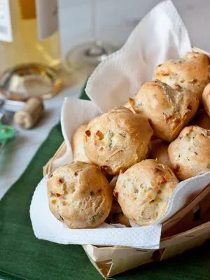 Заварные булочки с беконом и зеленью