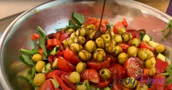 Салат с рукколой помидорами и огурцами